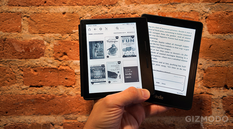 A la izquierda, el Kindle Oasis, a la derecha, el Voyage.